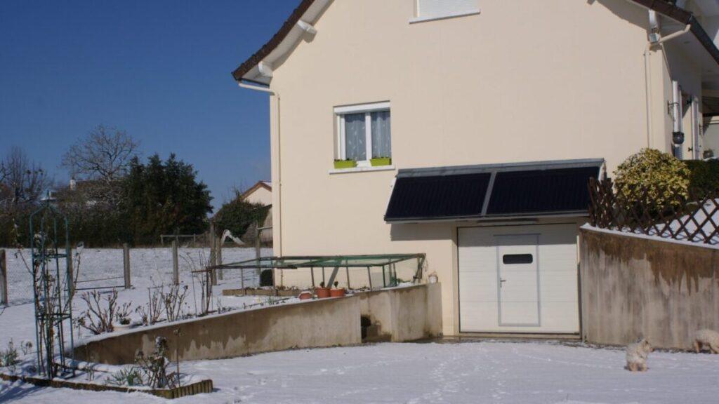 Panneaux solaires en fonctionnement sous la neige