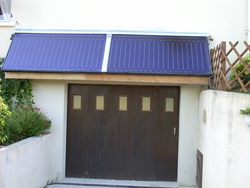 Pose en auvent sur porte de garage. Capteurs horizontaux Budérus /Bosch. Capteurs solaires installés en auvent