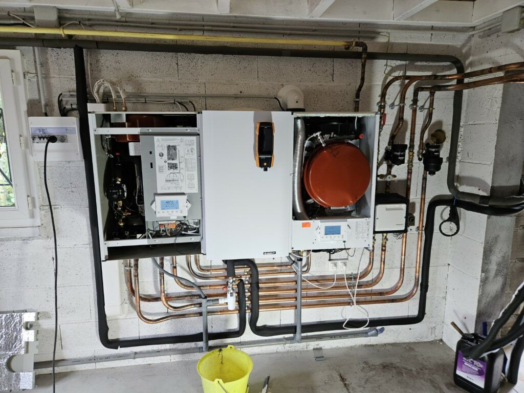 ensemble pac frisquet hybride gaz en cours de montage