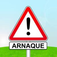 Panneau de signalisation de danger avec le mot ARNAQUE