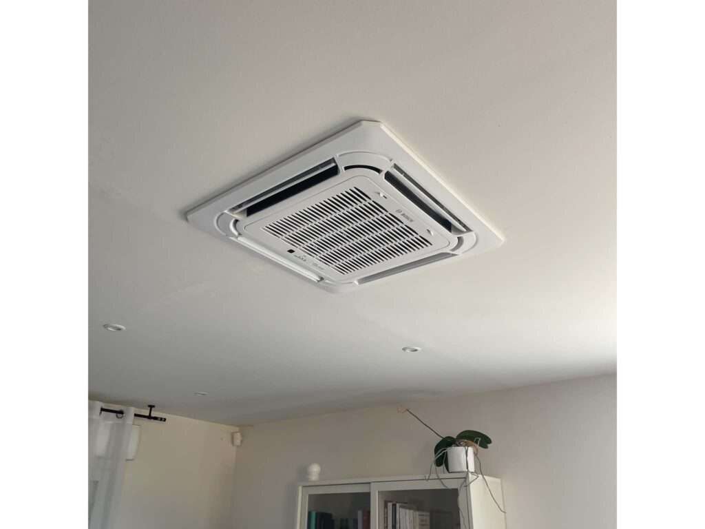 Climatiseur cassette Bosch blanc encastré dans un plafond blanc