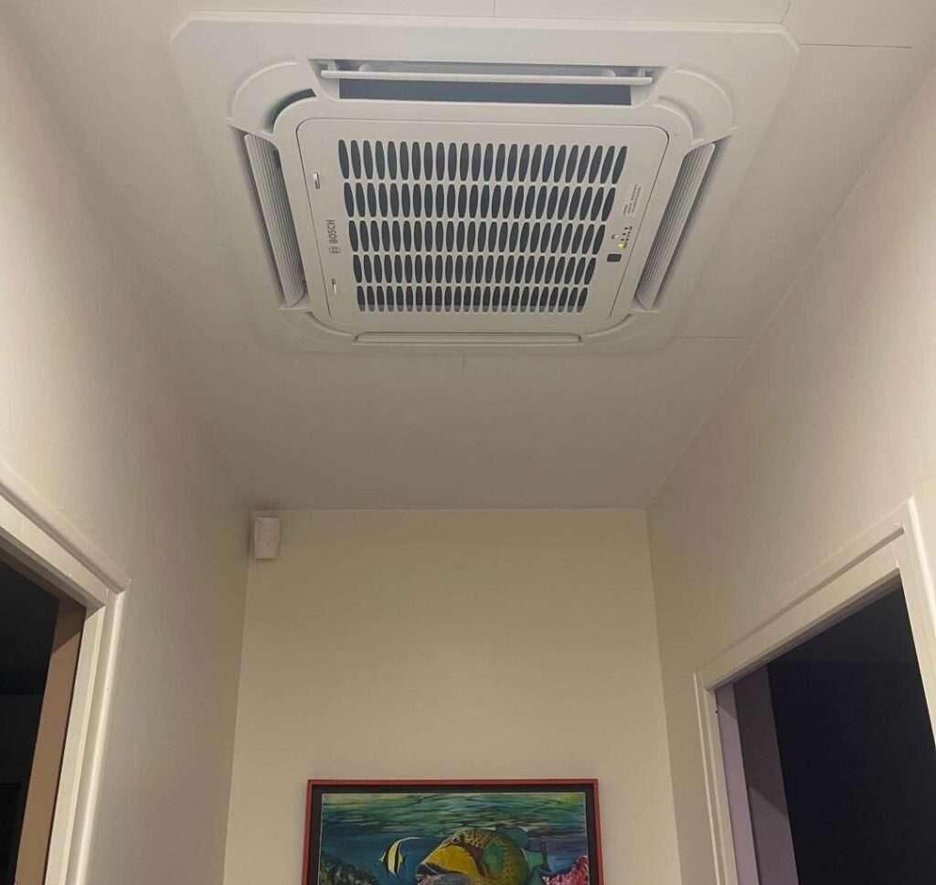 Climatiseur cassette de plafond Bosch installé dans un couloir