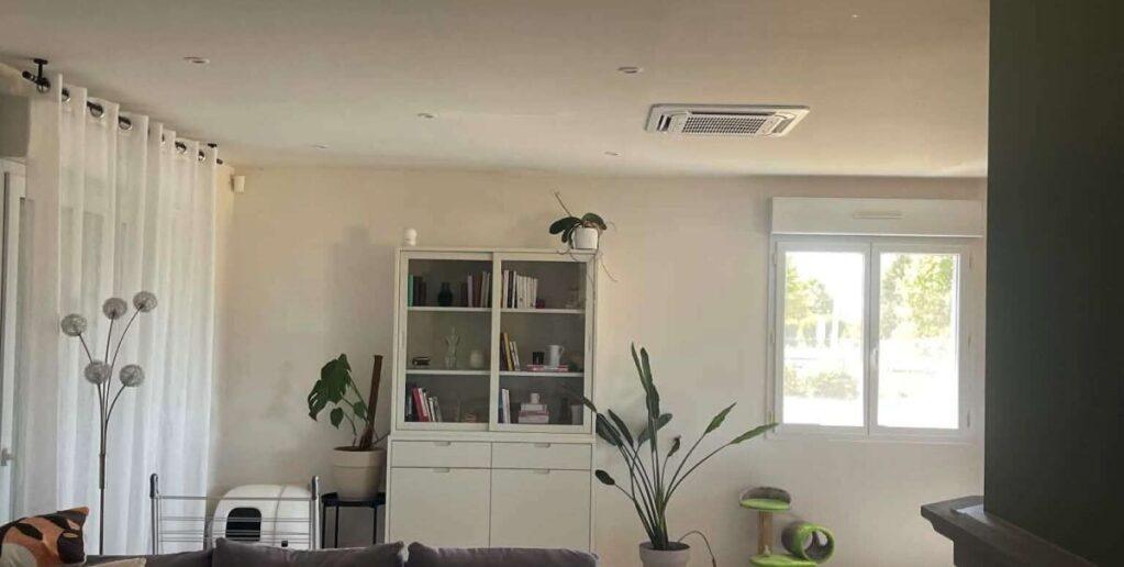 Salon avec climatiseur encastré au plafond
