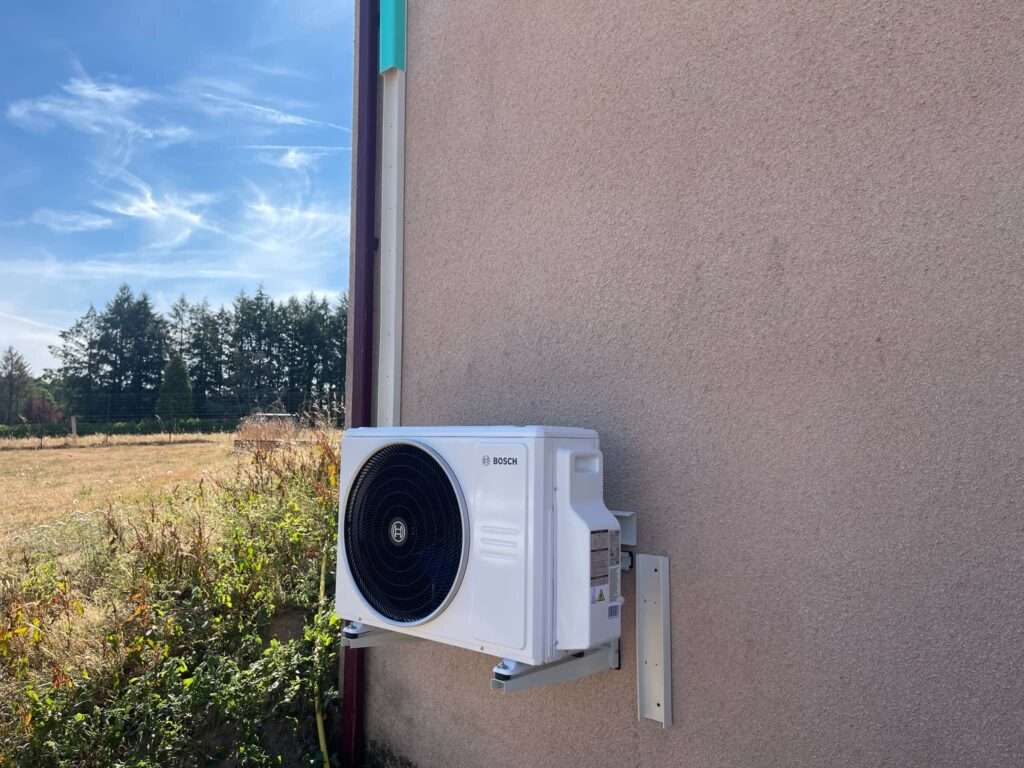 Unité extérieure de climatisation Bosch installée sur un mur extérieur
