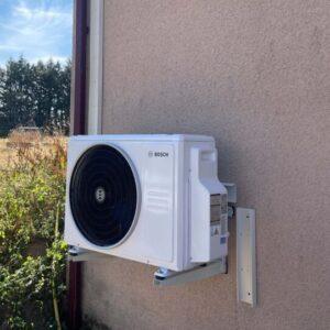Unité extérieure de climatisation Bosch installée sur un mur extérieur