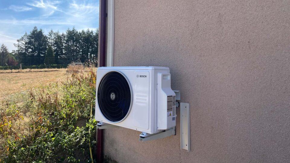 Unité extérieure de climatisation Bosch installée sur un mur extérieur