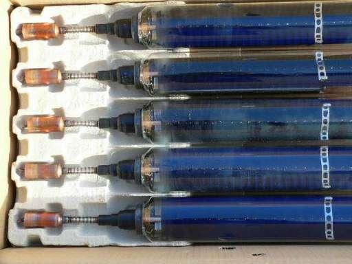Gros plan sur cinq tubes sous vide bleus d'un capteur solaire thermique dans leur emballage