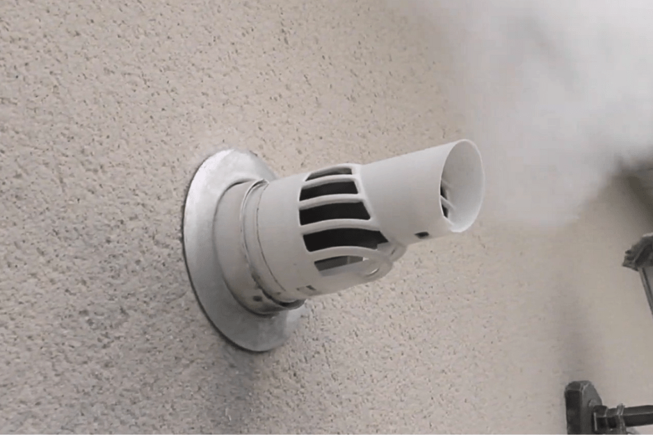Ventouse de chaudière émettant des gaz brulés sur un mur extérieur