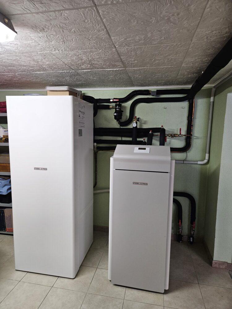 Installation intérieure d'une pompe à chaleur géothermique Stiebel Eltron avec ses raccordements hydrauliques